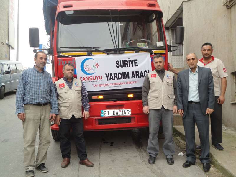 Derneğin İzmir’den yola çıkan yardım kamyonları