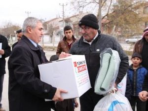 Cansuyu Derneği Ankara Temsilciliği, Ankara’nın Polatlı ilçesinde yaşayan Suriyeli mültecilere kaban, bot, battaniye, gıda ve ilaç yardımı yaptı