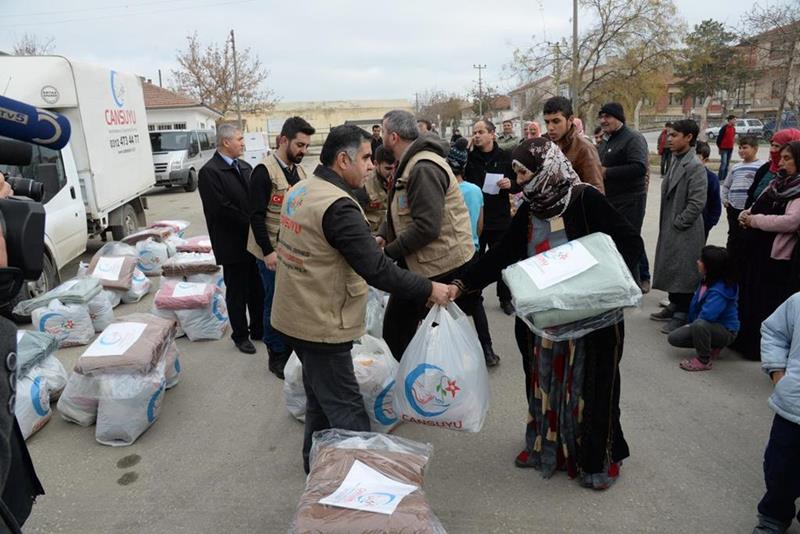 Cansuyu Derneği Ankara Temsilciliği, Ankara’nın Polatlı ilçesinde yaşayan Suriyeli mültecilere kaban, bot, battaniye, gıda ve ilaç yardımı yaptı 1