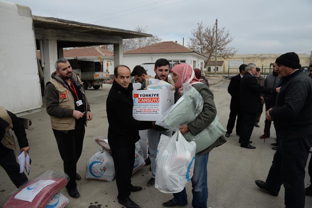 Cansuyu Derneği Ankara Temsilciliği, Ankara’nın Polatlı ilçesinde yaşayan Suriyeli mültecilere kaban, bot, battaniye, gıda ve ilaç yardımı yaptı 3