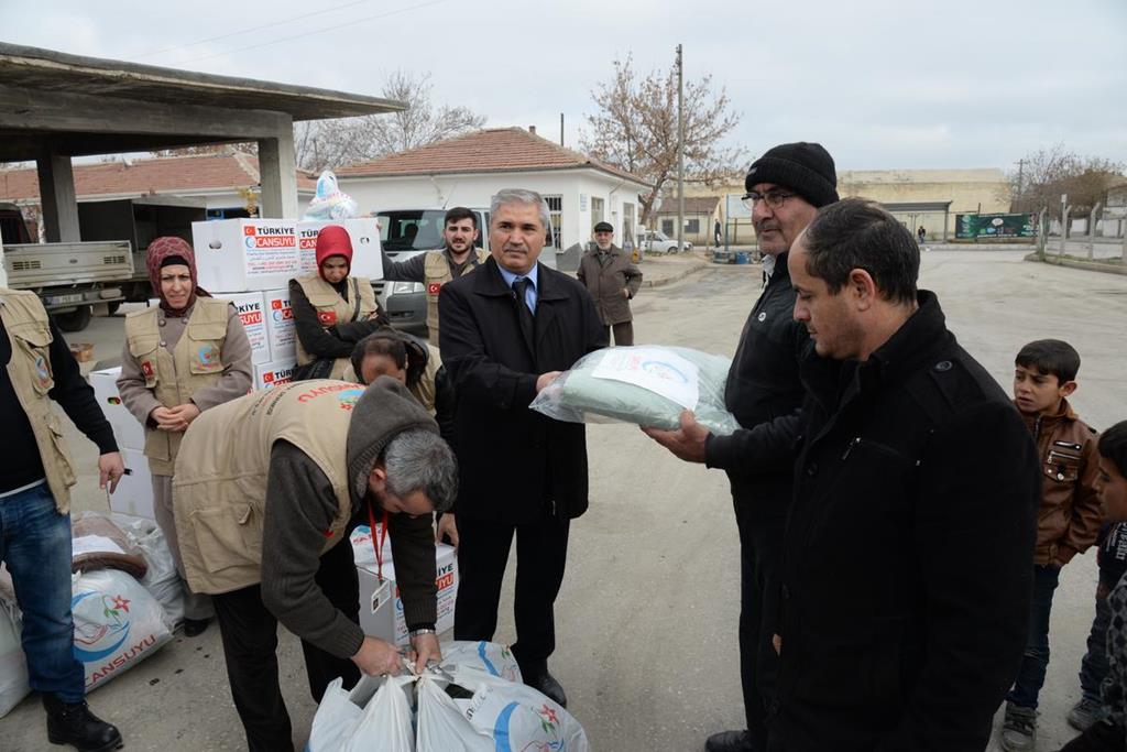 Cansuyu Derneği Ankara Temsilciliği, Ankara’nın Polatlı ilçesinde yaşayan Suriyeli mültecilere kaban, bot, battaniye, gıda ve ilaç yardımı yaptı 4