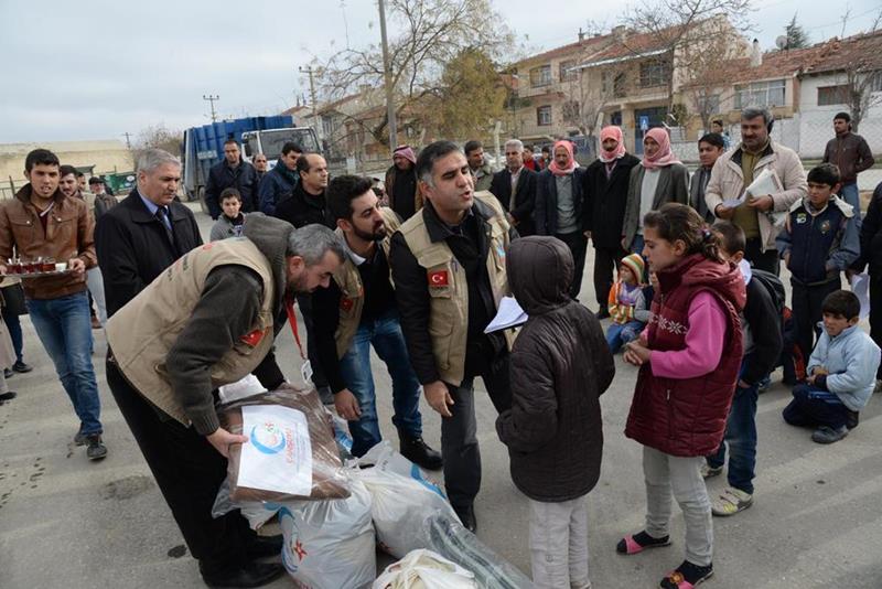 Cansuyu Derneği Ankara Temsilciliği, Ankara’nın Polatlı ilçesinde yaşayan Suriyeli mültecilere kaban, bot, battaniye, gıda ve ilaç yardımı yaptı 5