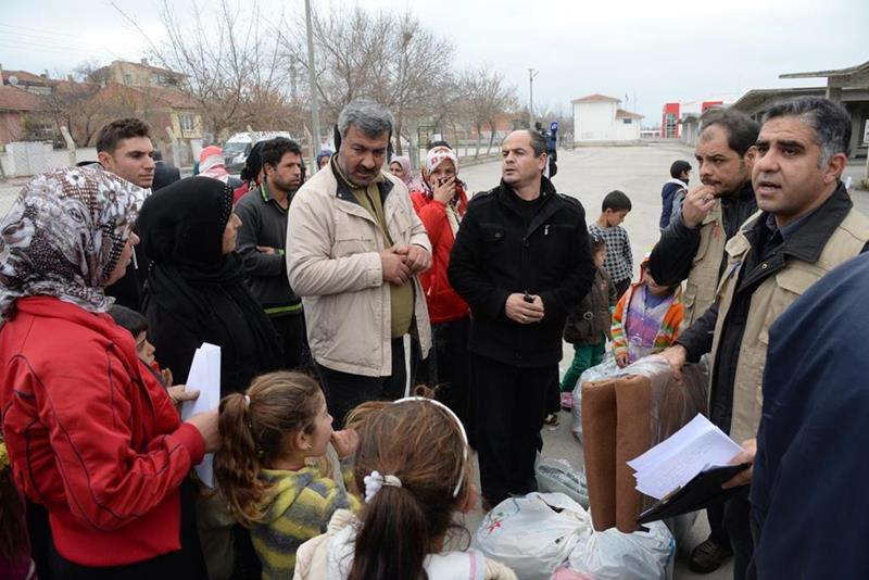 Cansuyu Derneği Ankara Temsilciliği, Ankara’nın Polatlı ilçesinde yaşayan Suriyeli mültecilere kaban, bot, battaniye, gıda ve ilaç yardımı yaptı 6